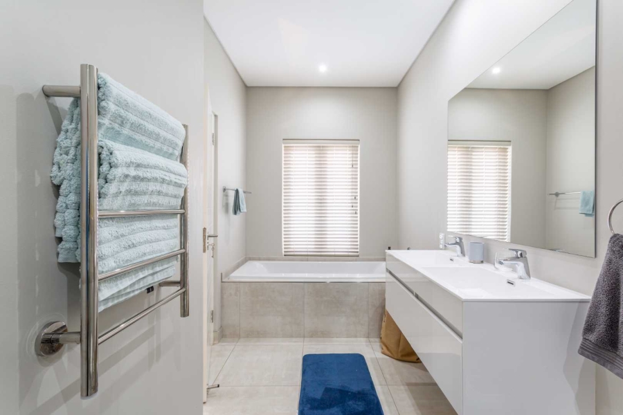 5 Bedroom Property for Sale in Val De Vie Estate Western Cape